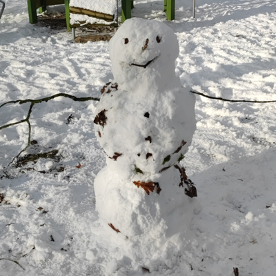 Zusammen einen Schneemann bauen 