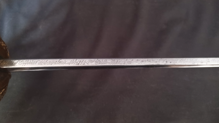 sabre d'officier de cavalerie modèle 1896 vue du marquage du plat de la lame  marqué sabre d'officier de cavalerie mle 1896 2 éme taille manufacture nationale d'armes de châtellrault  1904  JH