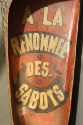 enseigne de sabotier sculptée 