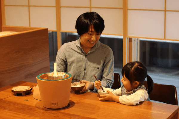 小田式ミニ蒸しかまどの食卓風景