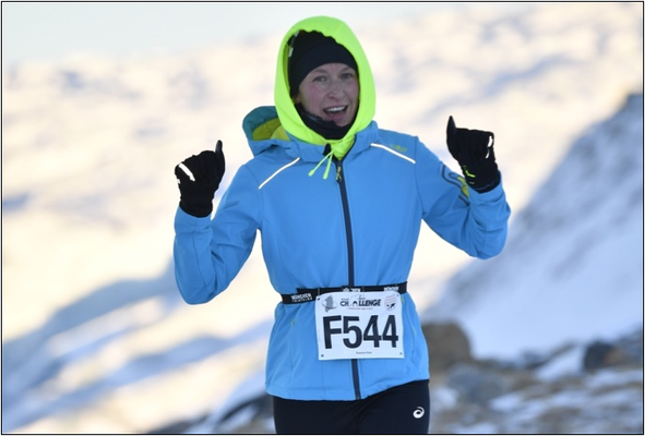 Sue freudestrahlend beim Polar Circle Marathon. Bildquelle: Marathon-Photos.com