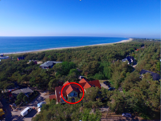 Vogelperspektive auf die FeWo Sonnennest und die fußnahe Ostsee