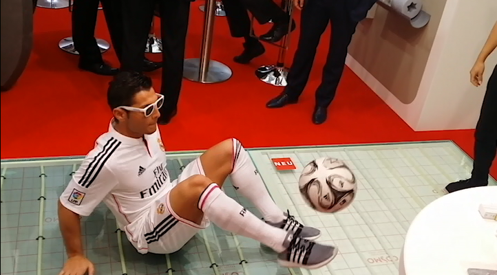 Fußball-Freestyler Saki vor einem Messe-Branding der GC-Gruppe mit Ronaldo-/Real-Madrid-Motiv – Messe-Eyecatcher und Fußball-Entertainment.