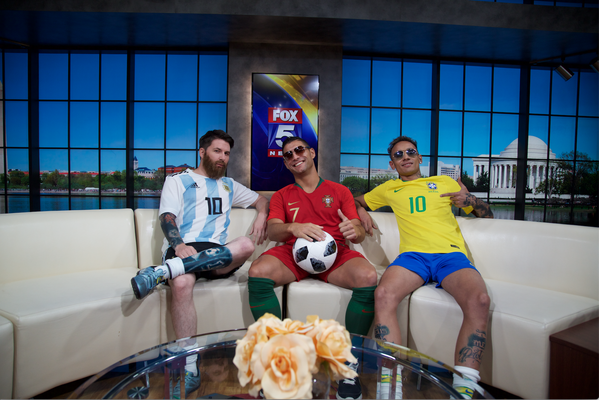 FOX Sports WM 2018 Studio: Messi Ronaldo Neymar Lookalikes auf Couch – inszeniertes Promo-Motiv