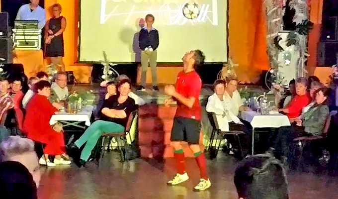 Detailaufnahme von Fußball-Freestyler Saki beim präzisen Balltrick während seiner Show beim FSV Kölleda – Fokus auf Technik und Ballgefühl.