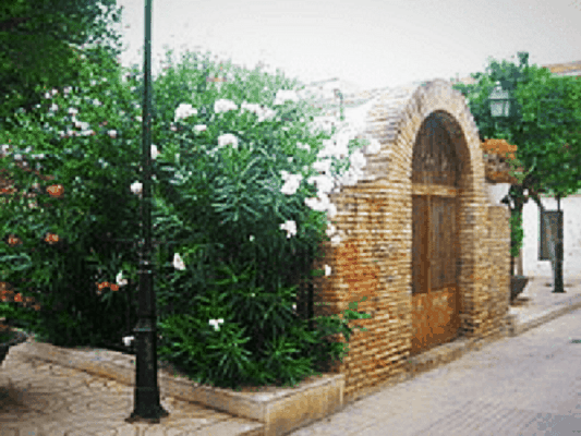 Cisterna Medieval: Un depósito de agua del siglo VII. Nota importante: Actualmente se encuentra cerrada a visitas por seguridad; se recomienda consultar en la Casa de Cultura para actualizaciones.