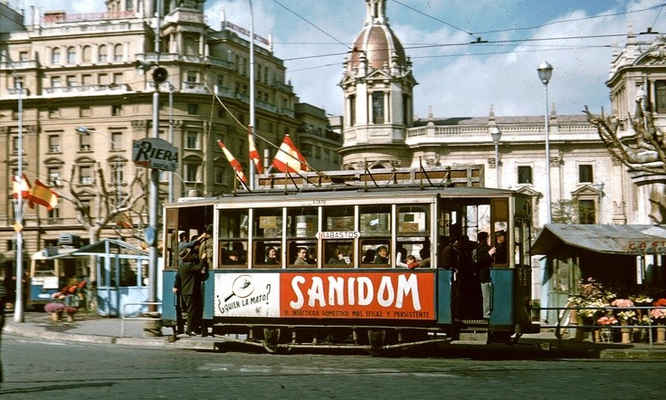 Plaza de Ayuntamiento circulando tranvías en la Valencia de los años 50.