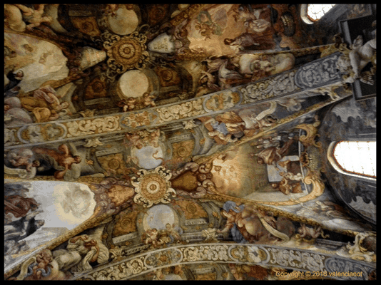 Frescos de La iglesia de San Nicolás (Sant Nicolau) está ubicada y casi escondida entre tortuosas y plazas recoletas en el Casco Antiguo de Valencia