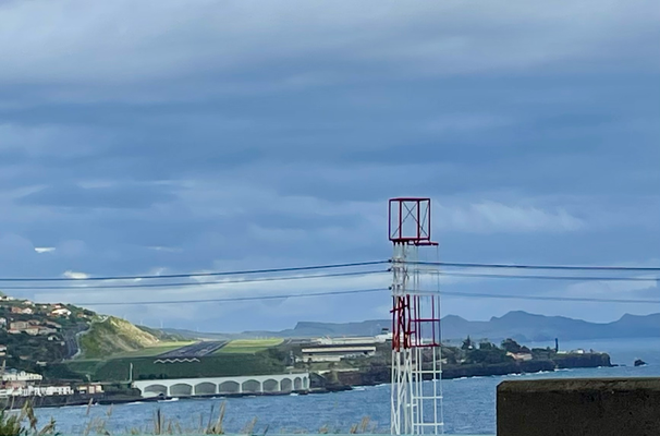 auf dem Weg zum Flughafen erhascht man ganz ganz kurz einen Blick auf die Landebahn