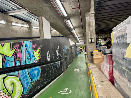 Fußweg neben der LKW-Einfahrt