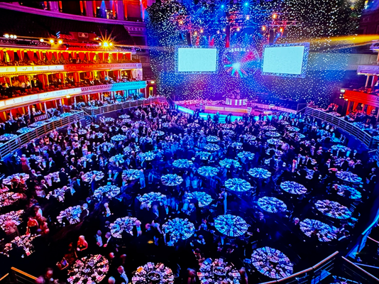 Gala-Dinner für 2400 Personen eingedeckt