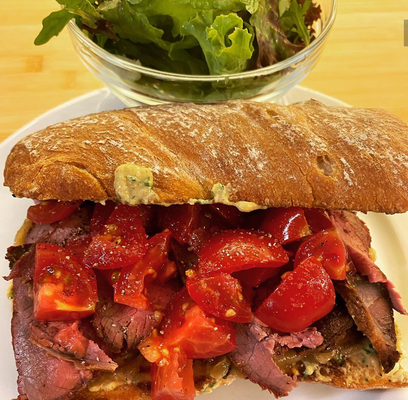 Roast Beef Sandwich mit Tomaten, karamellisierten Zwiebeln und Senf-Krensauce von Traditional but not