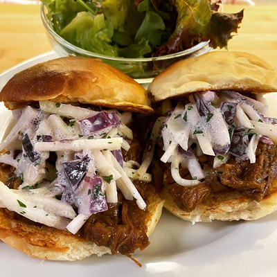 Beef Sandwich im selbstgemachten Weckerl mit Kohlrabi-Krautsalat von Traditional but not