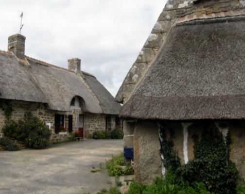 Traditionelle reetgedeckte Steinhäuser (Chaumières) im Dorf Kerascoët und im Dorf Kercanic