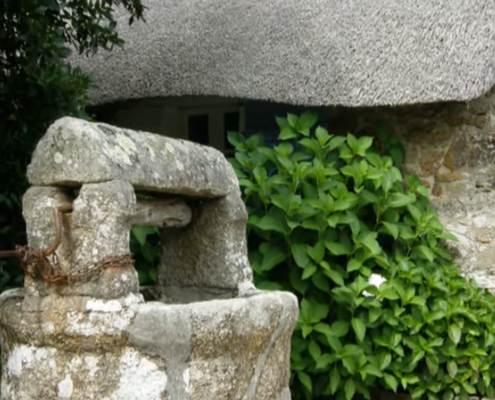 Traditionelle reetgedeckte Steinhäuser (Chaumières) im Dorf Kerascoët und im Dorf Kercanic