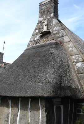 Traditionelle reetgedeckte Steinhäuser (Chaumières) im Dorf Kerascoët und im Dorf Kercanic
