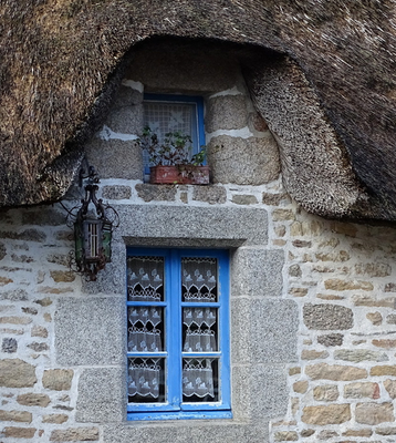 Traditionelle reetgedeckte Steinhäuser (Chaumières) im Dorf Kerascoët