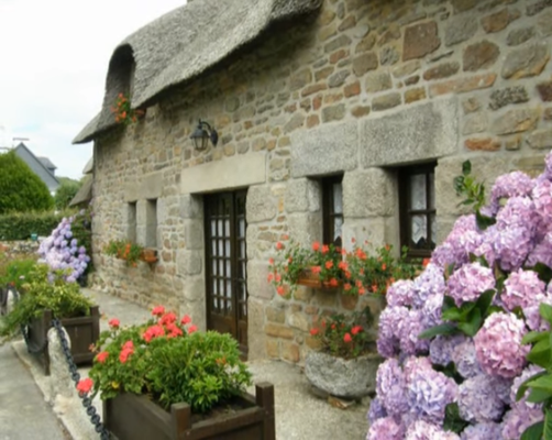 Traditionelle reetgedeckte Steinhäuser (Chaumières) im Dorf Kerascoët und im Dorf Kercanic