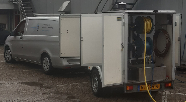 Met hogedruk heetwater ventilatiekanalen reinigen