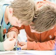 zwei Schüler bauen einen DIY-Roboter