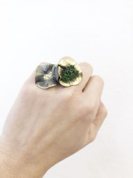 Clews & Mazes Ring, Bronze emailliert, mit Goldpigmenten und isländischem Moos, € 360.-