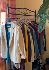 Outfits auf einem Kleiderständer