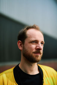 Ein Foto, das den zeitgenössischen Künstler und Bildhauer Andreas Jonak zeigt