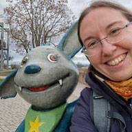 Birgit und ein Kika-Tier in Erfurt