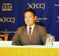 国連の先住民族勧告撤回運動について記者会見する宜保市議=24日午後、日本外国特派員協会