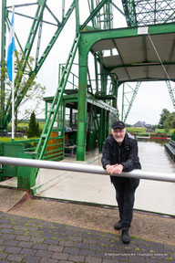 Fährmann Thomas Schult vor einer der letzten betriebsfähigen Schwebefähren in Hemmoor