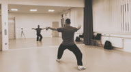 Chen Stil Tai Chi Lehrer Markus Breibert erläutert im Unterricht "die Einzelne Peitsche"