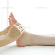 足つぼを受ける女性の足