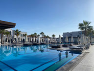 Moderne Architektur des Anemos Luxury Grand Resort auf Kreta mit großzügiger Anlage