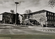 Eine alte Postkarte aus unserem Fundus. Sie zeigt das Hartmannstift in Vegesack in seiner ursprünglichen Architektur.