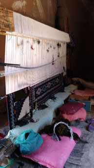 モロッコのラグ（ベニワレン、タズナフト、キリム、アハニフなど）は、こんな感じの手織り機で作られてます。絨毯村よりサフィ―ヤ モロッコ
