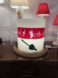 Lampe en verre sur socle en bois - 149€
