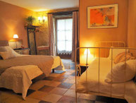 Aménagement de la suite familiale Toscane : couchages pour parents et enfants dans un cadre de charme.