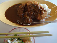 社員食堂のような食堂も。三元豚カツカレー・サラダ付き８５０円