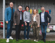 Vor dem neu eröffneten Betriebskindergarten „Kunterbunt“ in Zell am See stehen (v.l.n.r.) Ing. Hannes Mayer, Dr. Erich Egger, Marianne Wallner, Alexandra Daxer und Rafael Paulischin-Hovdar. Die Schmittenhöhebahn und der Hagebaumarkt Ebster kooperieren hie