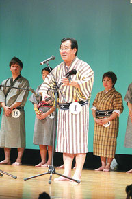 前盛善博さんは表彰の後、再度デンサ節を披露した=5日夜、豊見城市立中央公民館