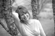 Photo dans la nature de l'artiste Caroline SIMON peintre éco-féministe en Savoie
