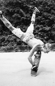 Per Welinder. Pogo-Handstand