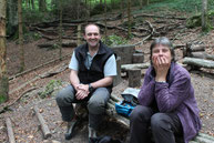 Förster und Waldkindergärtnerin am Waldplatz
