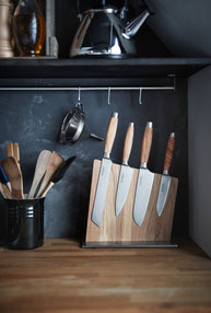 Messerblock LeCreuset mit Messern auf Küchenschrank