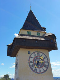 Der Uhrturm in Graz mit dem merkwürdigen Zifferblatt