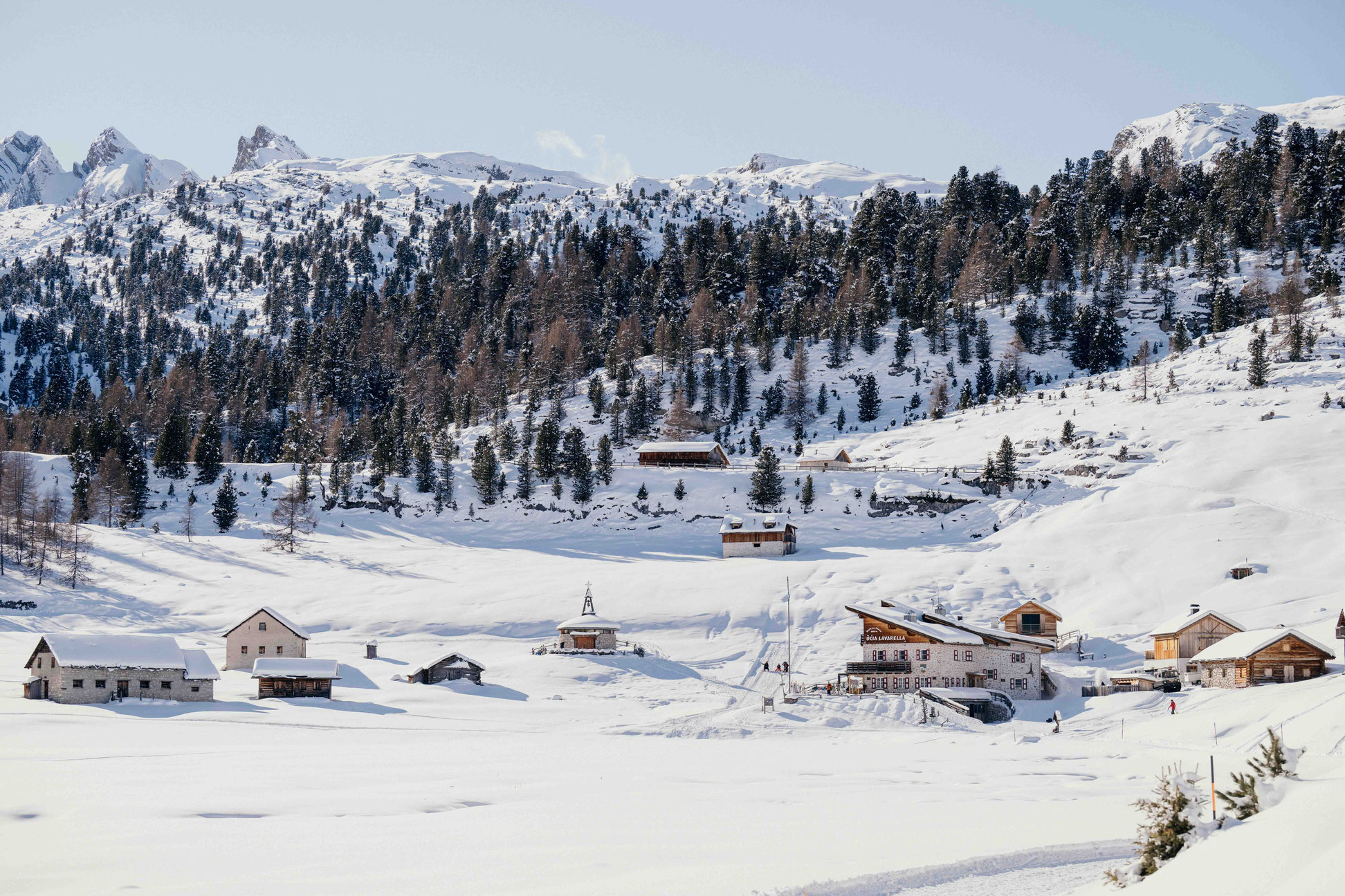 Lavarellahütte im Winter, umgeben von verschneiter Landschaft im Naturpark Fanes-Sennes-Prags in den Dolomiten. ©Marika Unterladstätter 