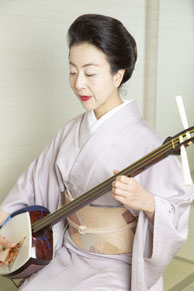 三絃の音をよく聴きましょう。