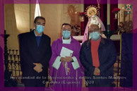 El consiliario, junto al Hermano Mayor y al Vocal de Caridad