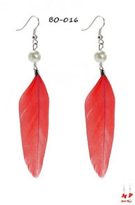 Boucles d'oreilles pendantes plumes rouges et perles nacrées