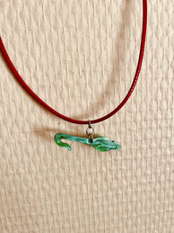COLLIER cordon simili cuir rouge DRAGON RESINE vert. Prix : 16€